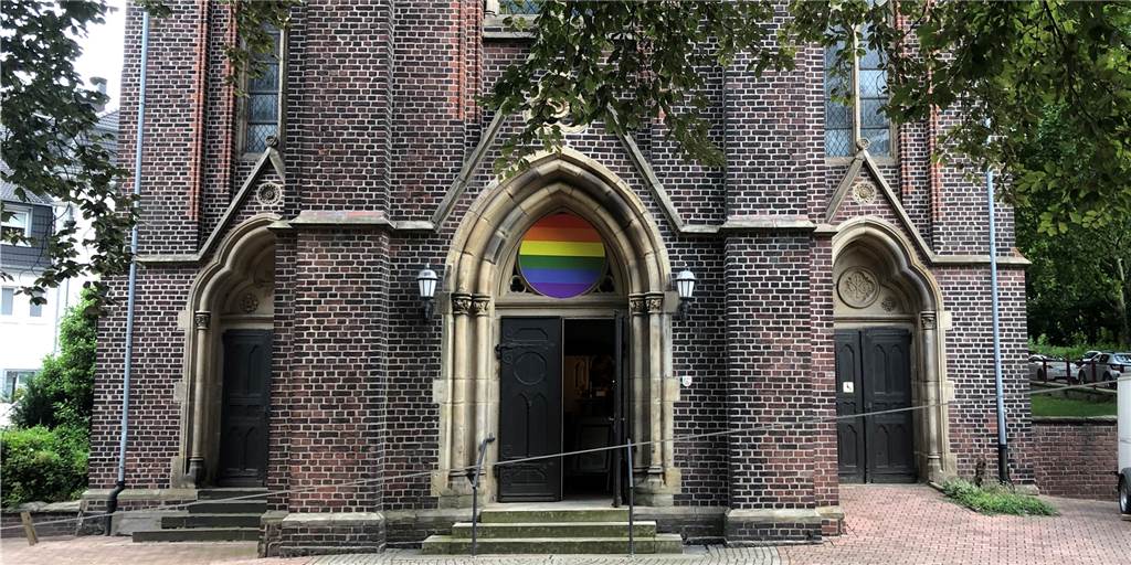 LGBTQ+ Menschen unterstützen: Castroper Gemeinde bringt Regenbogen an Die Paulus Gemeinde an der Brückenweg 30 in Castrop-Rauxel.