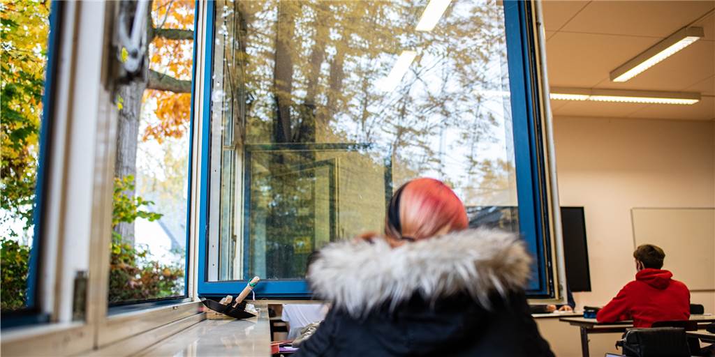 Lüner Schulleiter vor Schulstart: „Genauso schlau wie vor einem Jahr“ Schülerinnen und Schüler sitzen bei niedrigen Temperaturen in dicken Jacken im Klassenraum - ein Bild, dass sich in den Lüner Schulen auch in diesem Jahr wiederholen wird.