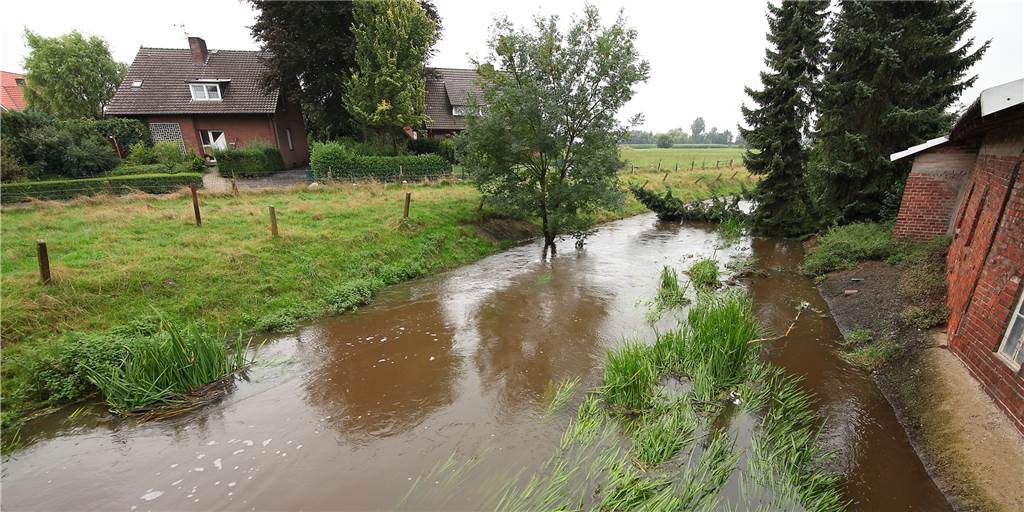 Karte: Diese Häuser und Gebiete in Südlohn wären von Hochwasser betroffen Die Schlinge war aufgrund von Regenfällen im Jahr 2015 so voll, dass sie an der Mühle am Burgring in Oeding Bäume mitgerissen hat.