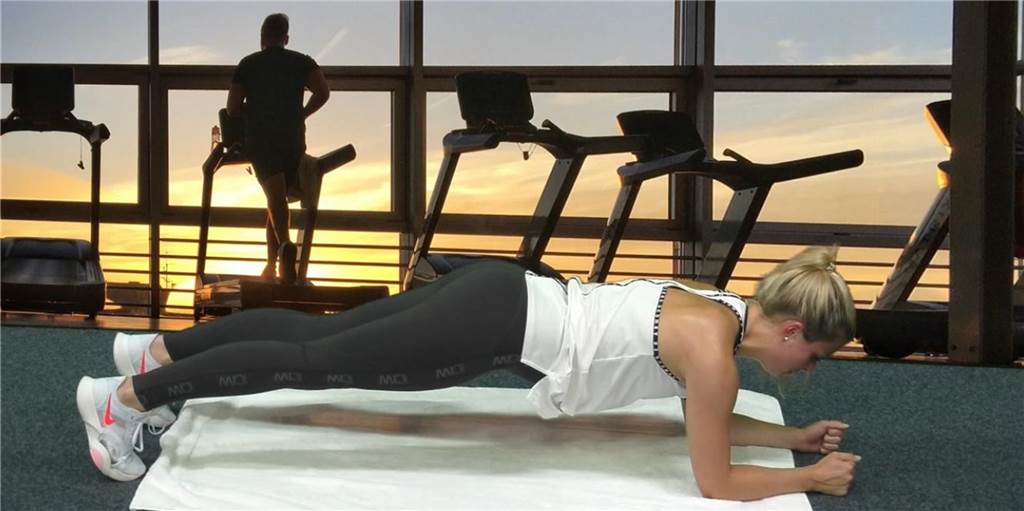 Carolin West zeigt ein Workout mit High und Low Planks.