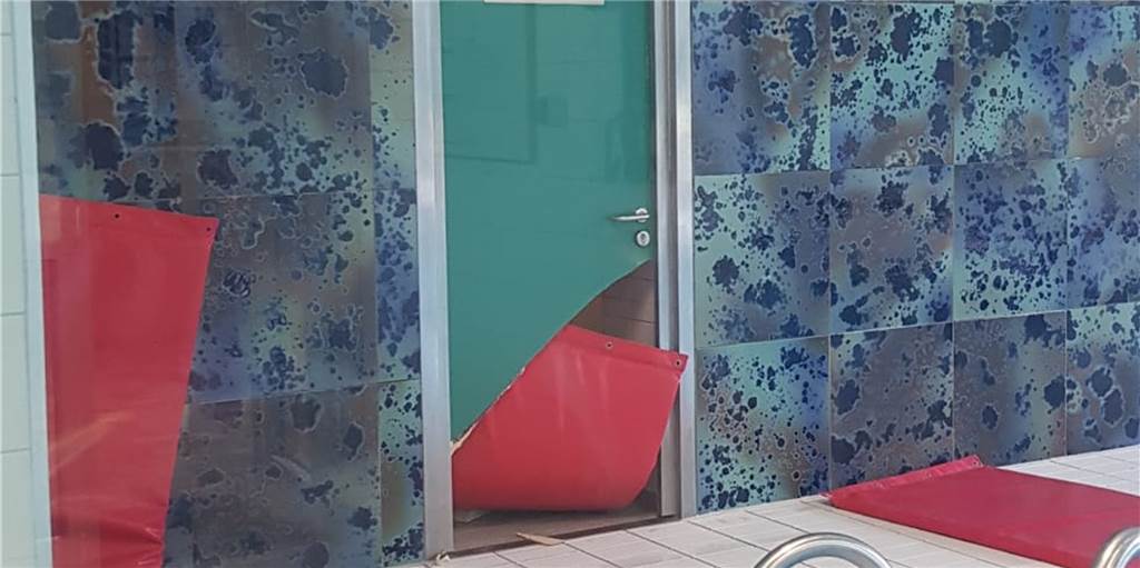 Drei Einbrüche ins Hallenbad Herbern - Gemeinde setzt Belohnung aus Beim Einbruch ins Hallenbad Herbern wurde unter anderem eine Tür zerstört.
