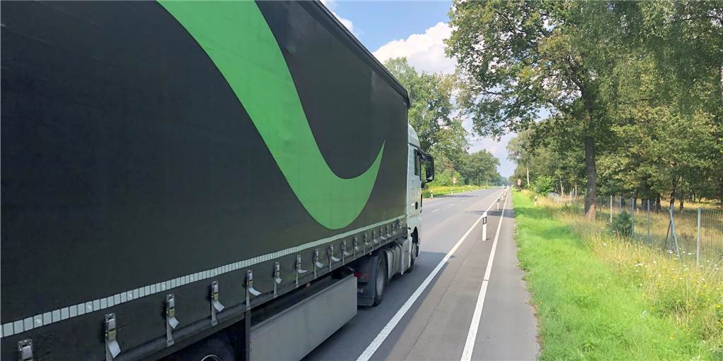 Gefährliche Bundesstraße bekommt endlich Radweg: Bald erste Arbeiten Auf der B 224 zwischen Dorsten und Erle gibt es derzeit nur einen schmalen Mehrzweckstreifen, auf dem die Autos den Radfahrern sehr nahe kommen. Geplant ist ein neuer Radweg, der mit einem Schutzstreifen vom motorisierten Verkehr getrennt werden soll.