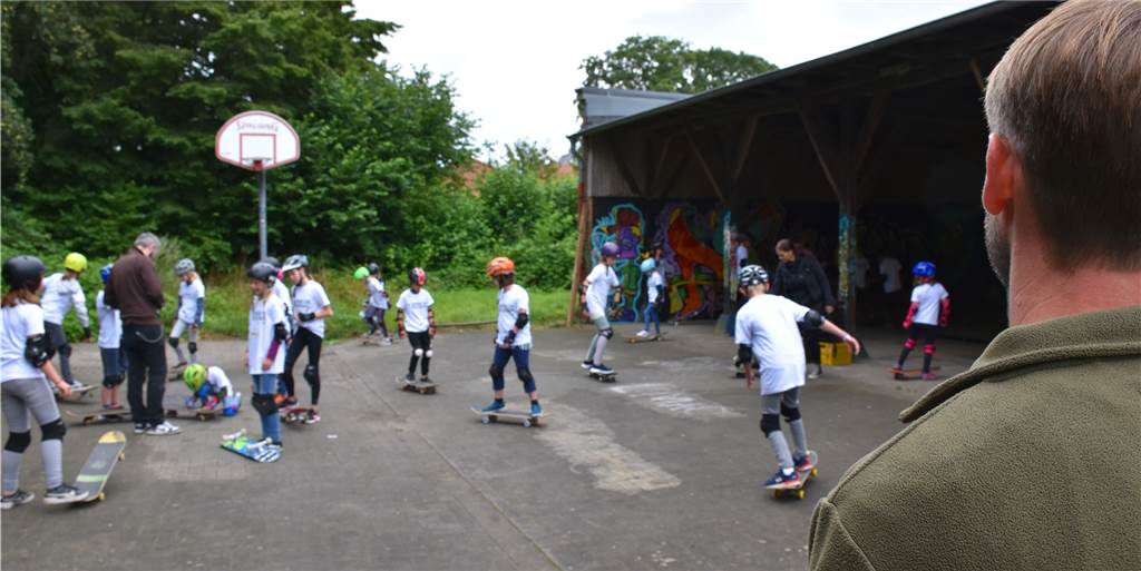 Kinder-Workshop: Mit selbst gebauten Skateboards fährt es sich noch besser Philipp Göckener von der Initiative SkateAid will kein typischer Lehrer sein. Er steht am Rande für Fragen bereit, dennoch sollen sich die Kinder gegenseitig helfen und ermutigen.