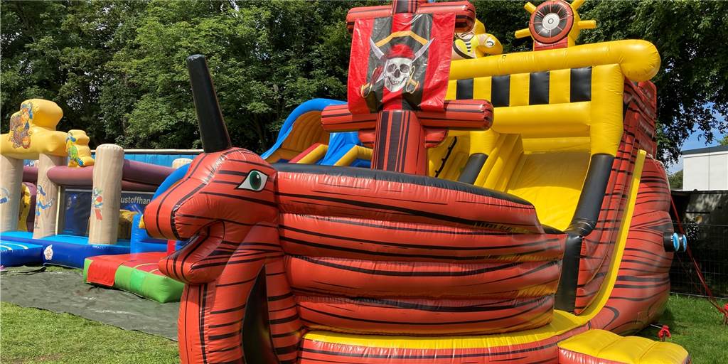 Schausteller tourt mit Hüpfburgen-Park durch Dortmund Das Piratenschiff gehört zu den beliebtesten Attraktionen des Hüpfburgenparks.