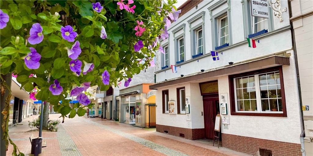Traditionsreiche Gaststätte in der Nähe des Phoenix-Sees steht zum Verkauf Mitten in der Fußgängerzone liegt das traditionsreiche Gasthaus, das zum Verkauf steht.