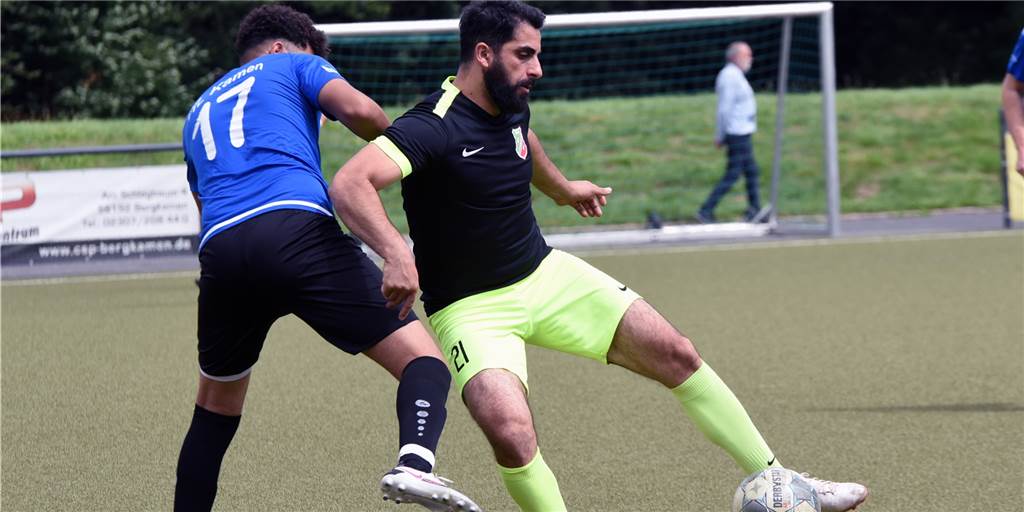 Stürmer schießt elf Tore in zwei Spielen: „Ich bin schneller als der Schiri gucken kann“ Sedat Sener, Spielertrainer des SC Fröndenberg-Hohenheide und hier am Ball, hat eine echte Tormaschine im Kader.