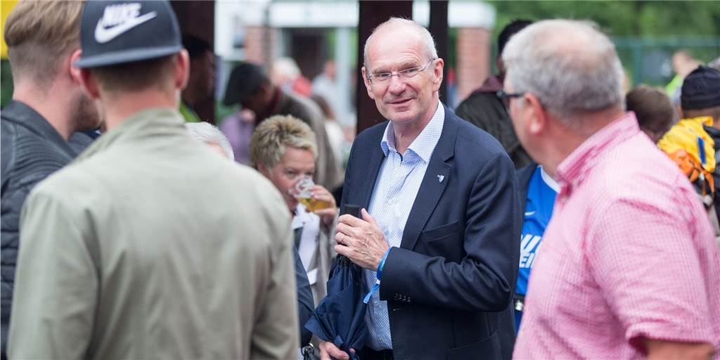 Präsident aus Castrop-Rauxel: Wir begreifen Fußball als Volkssport, jenseits des Entertainments Hört sich gerne die Meinung der Fans an: der Castrop-Rauxeler Hans-Peter Villis, der Vorstandsvorsitzende des VfL Bochum ist.