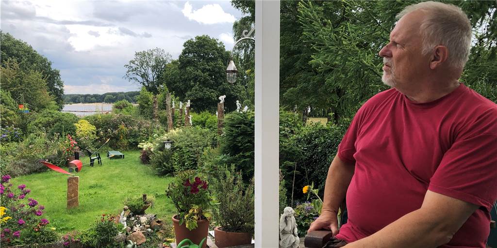 Das Haus am Halterner See: „Ich fühle mich wie ein Sonntagskind“ Von der erhöhten Terrasse blickt Jan Visser über das Grün hinweg direkt auf den Halterner Stausee.