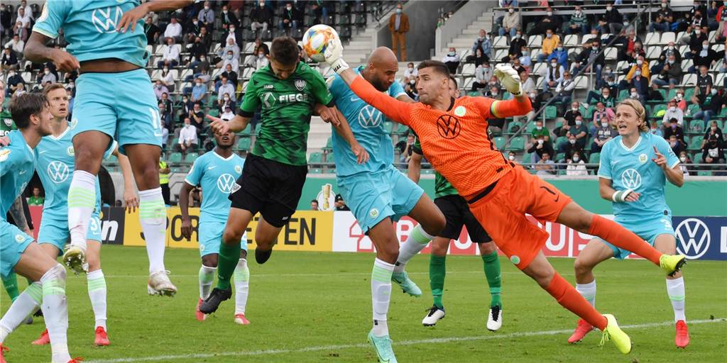 „Etwas sehr Besonderes“: Noah Kloth traf beim DFB-Pokal-Debüt auf Bundesliga-Stars Noah Kloth (grün) wurde im DFB-Pokal gegen den VfL Wolfsburg eingewechselt. Hier rettet Koen Casteels (orange) vor dem Lippramsdorfer im Trikot von Preußen Münster.
