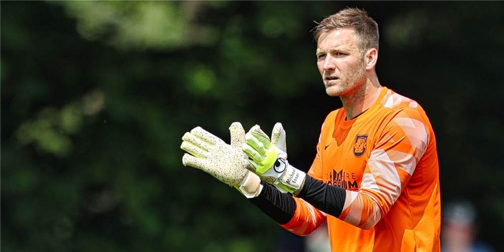 Trikot und Handschuhe von Michael Esser liegen jetzt bei Wacker Obercastrop Nach seiner Rückkehr zum VfL Bochum hat der Castrop-Rauxeler Keeper Michael Esser ein orangenes Torwart-Trikot zugeteilt bekommen.