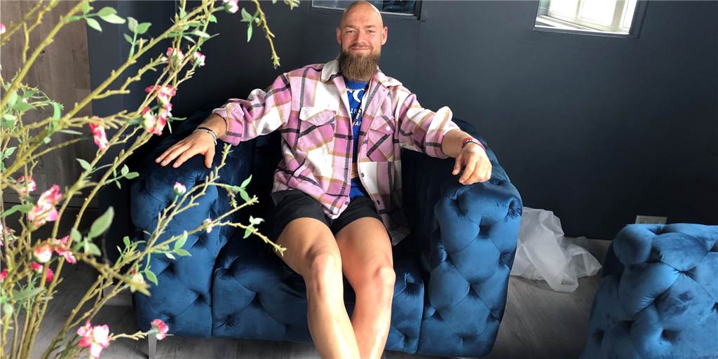 Neues Studio: Sozialarbeiter Felix Noack wechselt in die Fitness-Branche Felix Noack hat im neuen Lounge-Bereich Platz genommen und freut sich sehr auf seinen neuen Lebensabschnitt als Besitzer eines Fitness-Studio