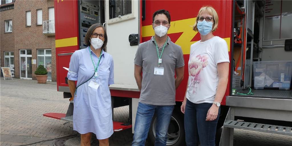 „Denn jeder Pieks zählt“: Impfmobil machte Halt auf dem Marktplatz in Olfen Dr. Anja Fechtrup (l.), Sandra Deuker und Ciprian Wagner freuen sich über den erfolgreichen Besuch des Impfmobils in Olfen.