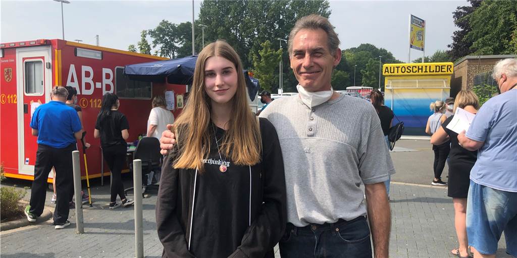 Andrang am Impf-Mobil bei Rewe: Motiv ist auch die Angst vor Konsequenzen Vater Michael Pfeiler (53) und Tochter Lorena Ratzke (21) vor dem Impf-Mobil auf dem Rewe Parkplatz der Viktoriastraße in Lünen