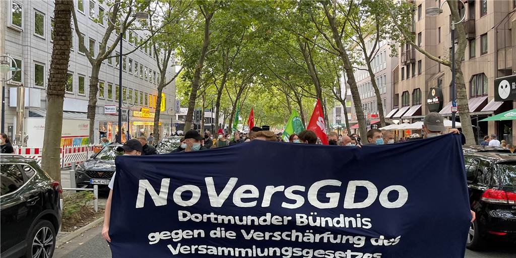 Knapp 100 Menschen demonstrierten am Freitagabend (13.8.) in Dortmund gegen die geplante Verschärfung des Versammlungsgesetzes in NRW.