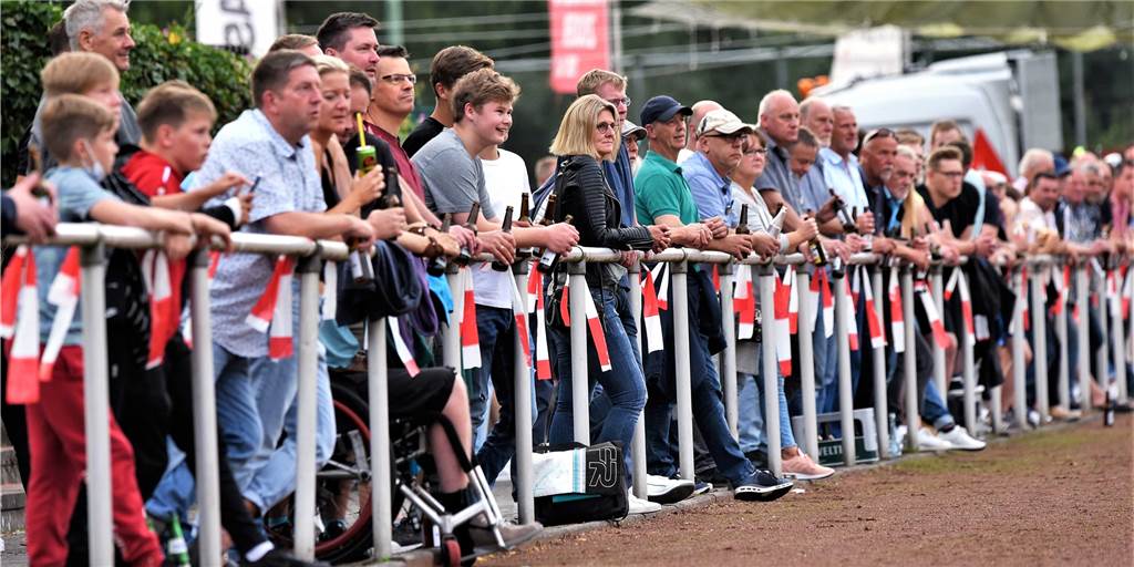 Benefiz-Wahnsinn in Lembeck - über 500 Zuschauer beim Spiel für die Flutopfer Benefizspiel in Lembeck