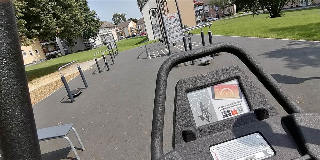 Fitness mitten in der Wohnsiedlung. Der Cardio-Trainer (im Vordergrund) lässt sich per Smartphone-App ansteuern.