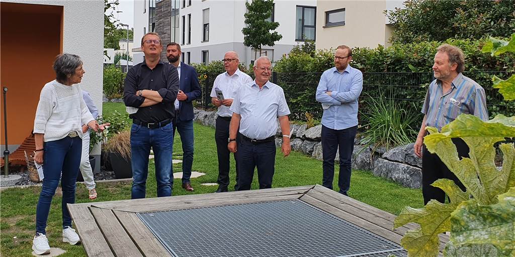 Gemeinsam genutzt und gepflegt wird im Mehrgenerationenhaus der UKBS an der Sybil-Westendorp-Straße unter anderem der schöne Freizeit- und Nutzgarten, der im kommenden Jahr auch bei den Offenen Gärten dabei sein wird. Vertreter von Politik und UKBS haben sich das Haus am "WohneNRW-Tag" angesehen. Mieterin Gaby Jöhnk (l.) führte die Gäste durch die Anlage.