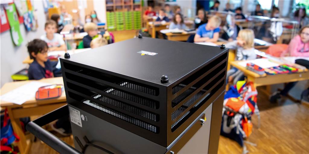 Luftfilter können dabei helfen, Aerosole aus der Luft in den Klassenräumen herauszufiltern und so das Infektionsrisiko für Schülerinnen und Schüler senken.