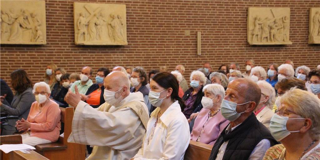 Mit Video: Gemeinde feiert halbierte Josefskirche und das große Diakon-Los Daumen hoch: Mit der Gemeinde feierte Diakon Josef Korthues den Kirchenumbau und sein 40-jähriges Ortsjubiläum.