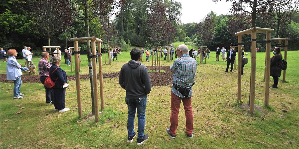 Nach Vandalismus: Rund 100 Castrop-Rauxeler bei Mahnwache im Goldschmieding-Park An die 100 Menschen versammelten sich zur Mahnwache an der Gedenkstätte 10+1 im Goldschmieding-Park.
