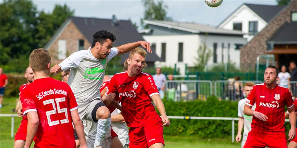 „Grausam“: Derby zwischen Bossendorf und Flaesheim wird im Elfmeterschießen entschieden Bossendorfs Jan Mettler (grau) war einer der wenigen Spieler, der seinen Elfmeter souverän verwandelte.