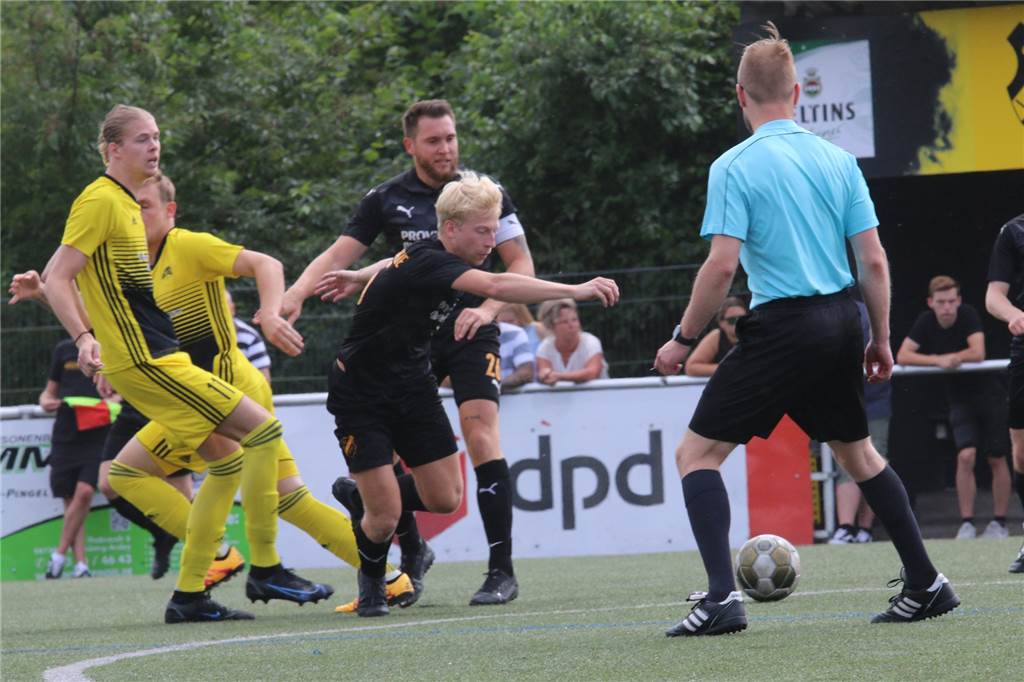 SuS Kaiserau knapp weiter: „Das hier ist nicht Playstation - Zack und 5 Tore“ Langschedes Maximilian Mai erkämpft sich hier den Ball. Sein SV Langschede unterlag jedoch dem SuS Kaiserau mit 2:3.