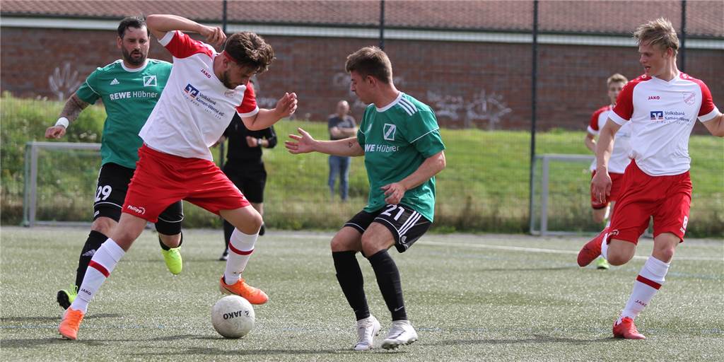Dramatik Pur! 24. Elfmeter entscheidet Pokal-Duell zwischen GS Cappenberg und FC Overberge Julius Becker (r.) und Pascal Harder (l.) versuchen Sven Steffen (weiß) den Ball abzunehmen.