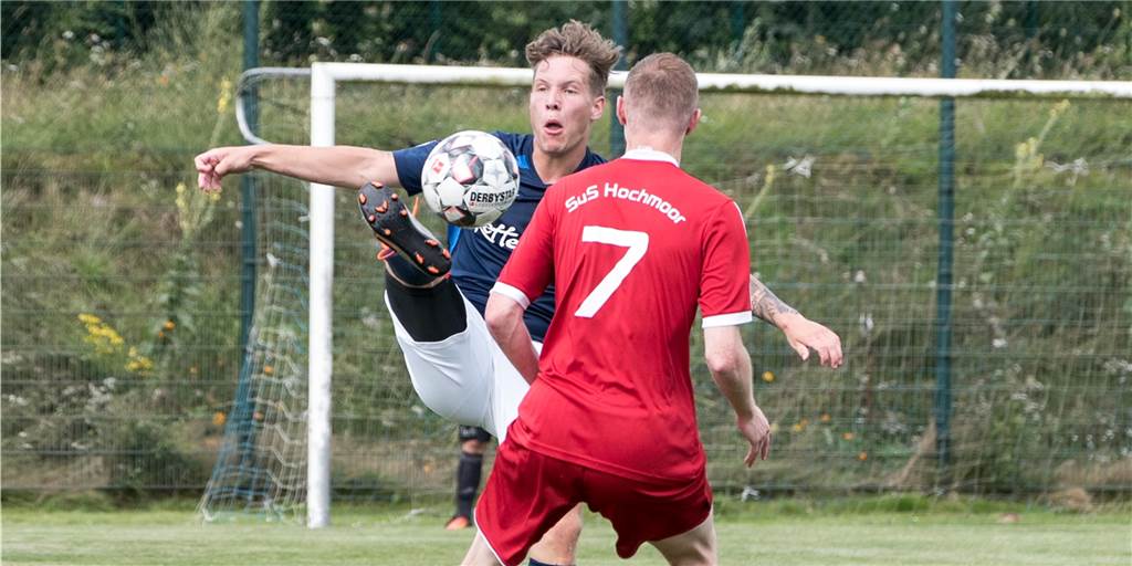 Lavesum übersteht die erste Pokalrunde nicht - 25 Minuten in Unterzahl Lavesums Jan Sanders (h.) im Zweikampf mit Torschütze Elkemann. Am Ende gewann SuS Hochmoor mit 4:2 in Lavesum.