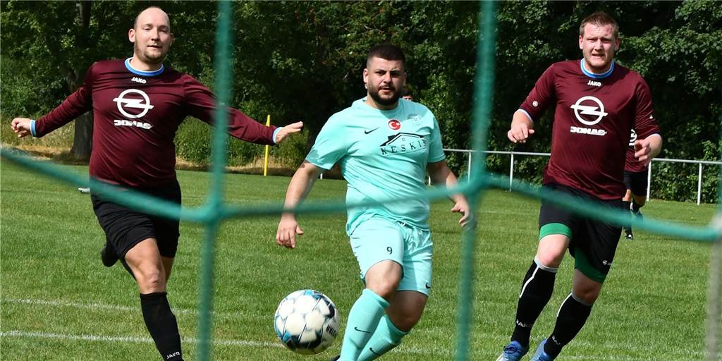 Elfer-Krimi auf der Alm: TSC Kamen wankt gegen Bausenhagen, aber fällt nicht Kamens Enes Yavuz (M.) setzt sich in dieser Szene gegen zwei Bausenhagener durch.