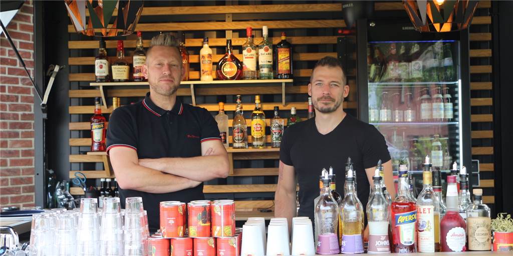 „Verrückter Wirt“ testet Burggarten mit 50 Biersorten: „Die Leute feiern es“ Theo Pass (l.) und Freddy Bomers, hier im Cocktail-Container, wollen mit dem Burggarten einen neuen Akzent setzen, um Oeding weiter nach vorne zu bringen. 2022 wollen die beiden dann richtig durchstarten.