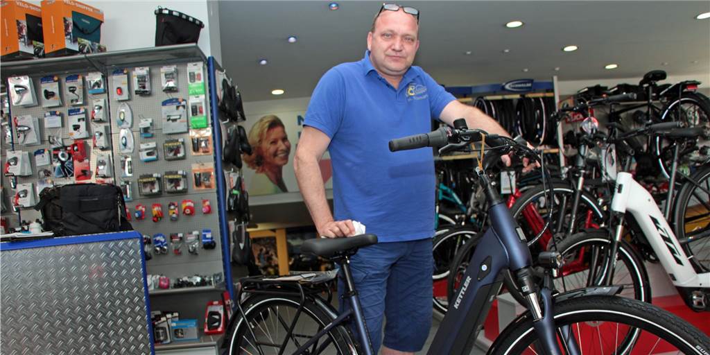 Händler in Werne: Schon die Hälfte aller verkauften Räder hat einen E-Motor Händler Heinrich Möllmann zeigt ein E-Bike aus dem gängigsten Preissegment, zwischen 2500 und 3000 Euro.