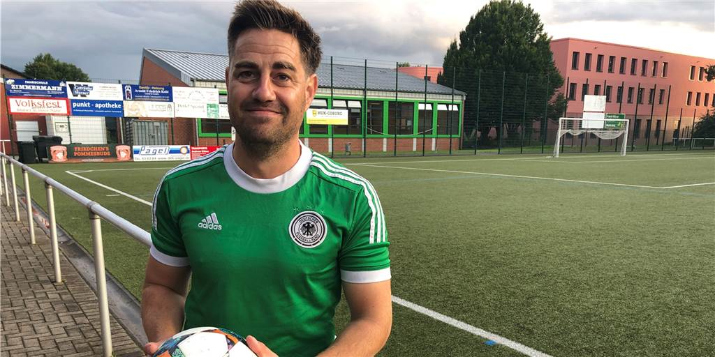 Roman Senga: „Ich würde immer U47 fahren und bei Rot-Weiß Germania pöhlen“ FDP-Bundeskandidat Roman Senga trifft man häufig auf dem Fußballplatz in Dortmund-Bodelschwingh. Dort spielt er in der Altherren-Mannschaft Rot-Weiß Germania.