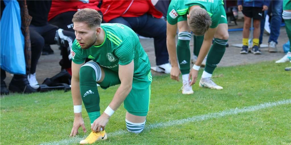 Neuer Pokaltermin: Holzwickeder SC spielt erst am 1. September in Lünern Schuhe schnüren für die nächste Pokalaufgabe: Leon Gensicke tritt mit dem Holzwickeder SC bei seinem ehemaligen Klub SuS Lünern an.