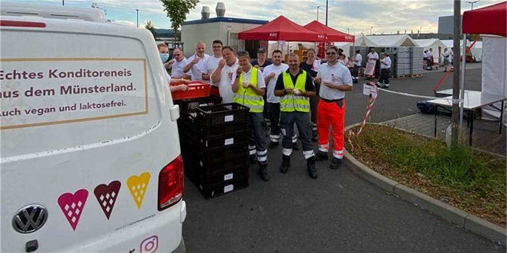 „Unfassbar, dass ein Eis so glücklich machen kann“: Peter Telgmann teilt Eis in Krisenregion aus Peter Telgmann war gemeinsam mit seiner Mutter, Schwester und Freundin in der Ahr-Region, um Helfern und Anwohnern ein Eis zu spenden. Die Werner haben dabei viel Dankbarkeit und katastrophale Zustände in der Unwetter-Region erlebt.