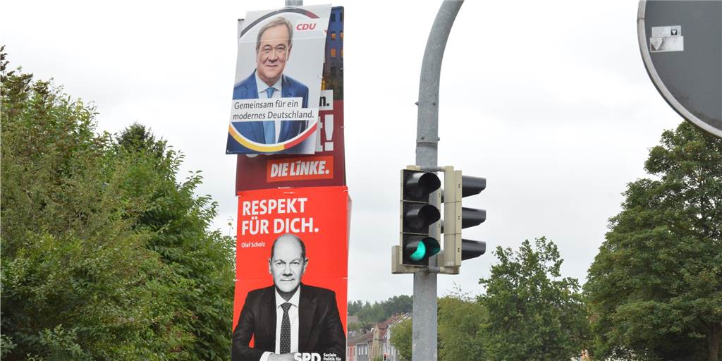 Dortmunder CDU-Plakate verdecken Wahlwerbung der Linken: „Anzeige ist raus“ Die Wahlwerbung mit dem Gesicht von Kanzlerkandidat Armin Laschet überdeckt ein Plakat der Partei Die Linke.