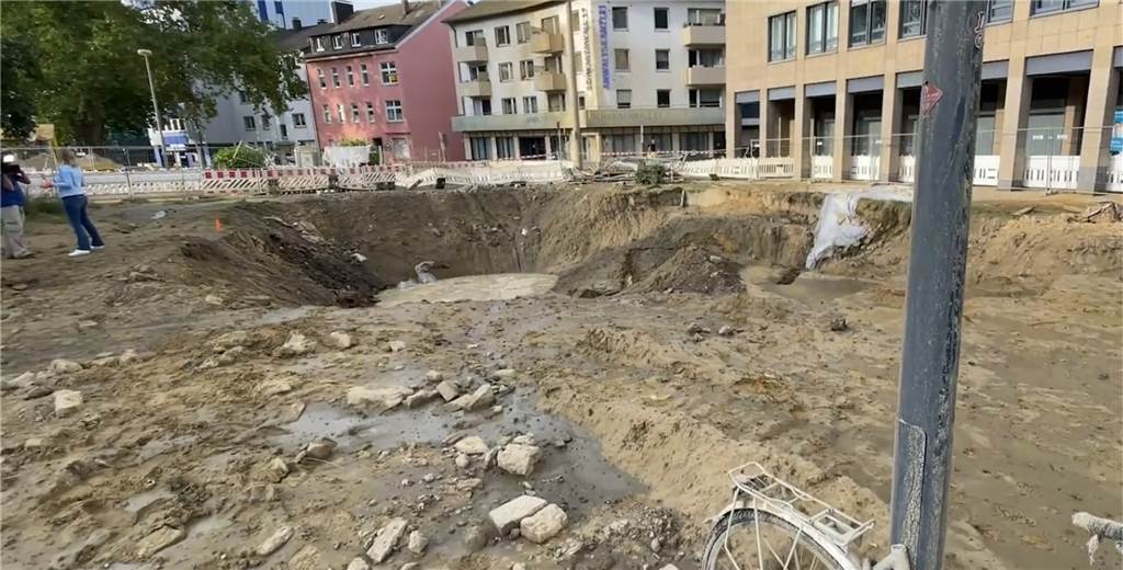 Schlamm und Dreck: Das sind die Überreste der Bombensprengung Ein tiefer Krater deutet auf die kontrollierte Sprengung der Weltkriegsbombe am Platz von Novi Sad hin.