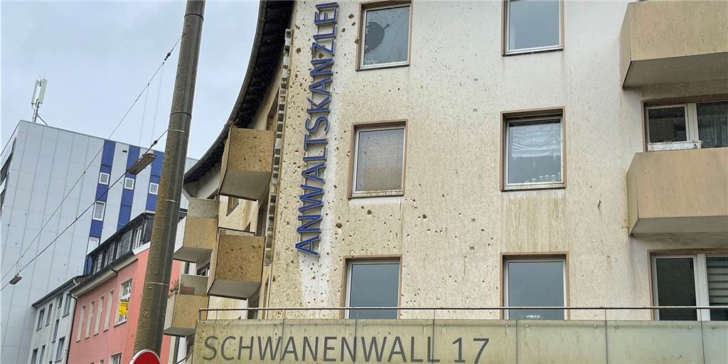 Schäden nach der Bomben-Sprengung: „Jetzt fängt man wieder von vorne an“ Die Spuren der kontrollierten Sprengung sind an den Hausfassaden rund um den Platz von Novi Sad deutlich sichtbar.