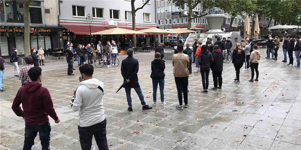 Demo in der Dortmunder City: „An Grausamkeit nicht zu überbieten“ Rund 80 Personen haben sich am Europabrunnen in der Dortmunder Innenstadt getroffen, um ihre Solidarität mit dem afghanischen Volk auszudrücken.