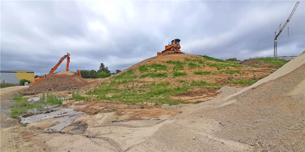 (Fast) bereit für große Sprünge – Teil des Freizeitparks vor Eröffnung Es geht rauf und runter, aber auf jeden Fall voran: Der neue Sport- und Freizeitpark an der Deutsch-Luxemburger Straße neben dem Hallenbad nimmt Formen an. Ein Teil ist bereits fertig, nebenan sieht es noch ein bisschen aus wie eine Mondlandschaft.