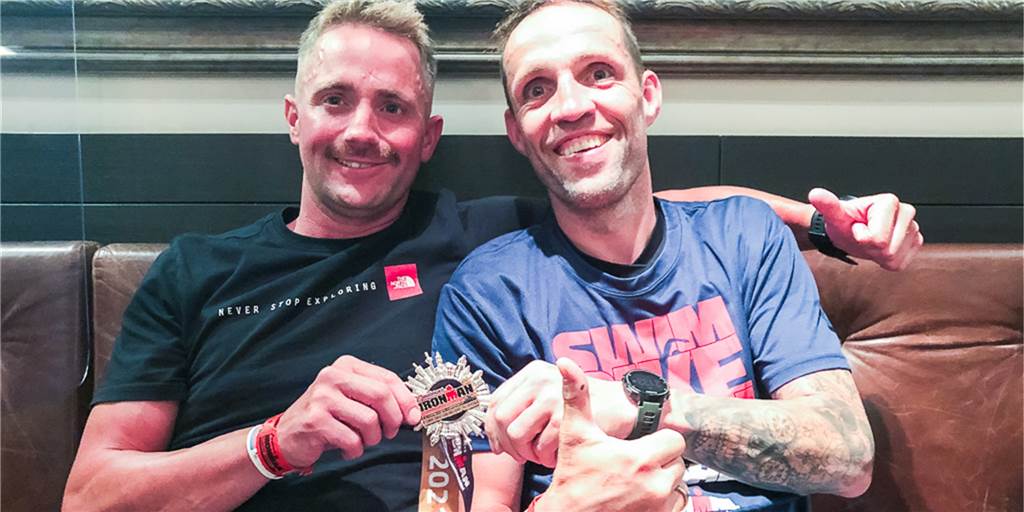„Das Geilste, was man machen kann“: Vreden hat zwei neue Ironmänner Sascha Pöppelbuss und Simon Lechtenberg halten die begehrte Finishermedaillie von der Ironman-Europameisterschaft in Frankfurt in Ihren Händen.
