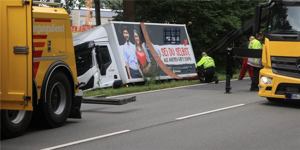 B70 in Heek: Lkw fährt in Graben – Straßensperrung für Bergung Die Bergung des verunglückten Lkw startete am Dienstagmorgen (17. August) gegen 10 Uhr.