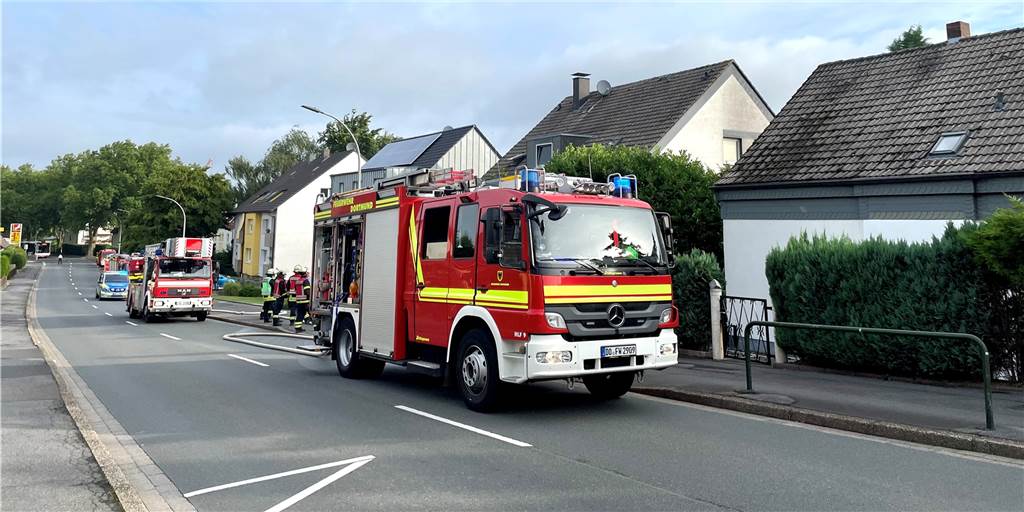 Wohnungsbrand im Dortmunder Süden – Nachbar rettet Mieter (70) aus Wohnung Feuerwehr- und Rettungswagen säumten die Benninghofer Straße.