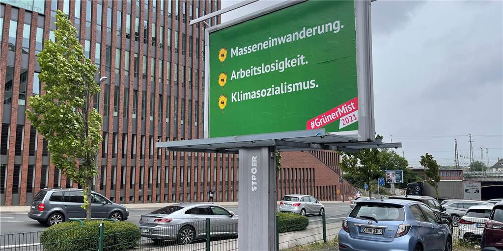 #GrünerMist: Hetz-Plakat gegen die Grünen in Dortmund aufgetaucht Ein Plakat im Design der Grünen ist im Schatten des U-Turms zu sehen. Doch das Plakat ist Teil einer Schmähkampagne gegen die Grünen.