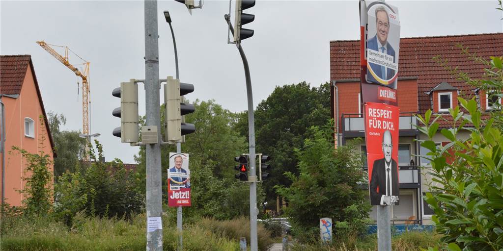 Wahlplakate überdecken andere: Warum die Stadt nicht einschreitet Auf beiden Straßenseiten haben CDU-Plakate am Montagmorgen jene der Partei Die Linke überdeckt.
