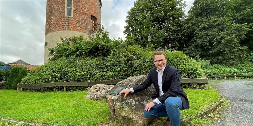 Kandidaten-Porträt: Der jugendliche Johannes und der Wahlkämpfer Waldmann Der Burgturm in seinem Heimatort Davensberg ist der Lieblingsort von Johannes Waldmann (32).