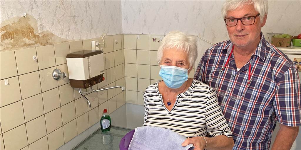Vonovia-Mieter: Schimmel an der Decke, feuchte Wände und Warten auf Handwerker Hanna und Willi Költz in ihrre Küche. Da, wo sonst die Spüle steht, steht jetzt nur ein kleiner Tisch. Zum Spülen geht Hanna Költz ins Badezimmer. Die Schäden an der Wand sind sichtbar.