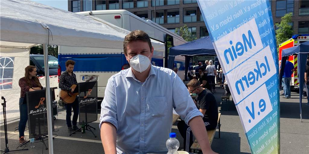 Kravanja: Wir werden die Wünsche nach Kita-Plätzen erfüllen können Bürgermeister Rajko Kravanja bei der Impfaktion auf dem Marktplatz in Ickern. Im Interview forderte er Schülerinnen und Schüler auf, sich impfen zu lassen.