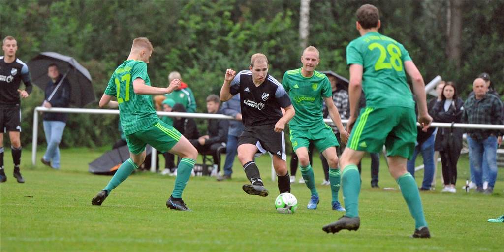 Mit Video: TuS Wüllen erreicht mit knappem Sieg in Wessum die zweite Runde Stefan Gosling (M.), hier gegen Lukas Lammerding (l.) und Jan Olthoff, hat mit dem TuS Wüllen das Pokalderby bei Union Wessum gewonnen.