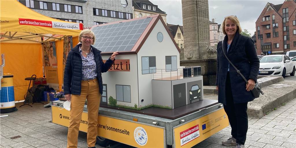 So können Castrop-Rauxeler zum Klimaschutz beitragen - und Geld sparen Rose Sommer, Leiterin der Beratungsstelle Castrop-Rauxel (l.), und Anke Hormel, Energieberaterin der Verbraucherzentrale in Castrop-Rauxel informierten auf dem Castroper Marktplatz über die Möglichkeiten der Solarenergie.