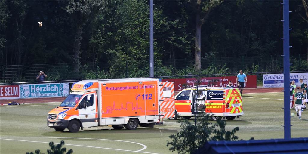 Horror-Diagnose: Spieler wollte nur Spielpraxis sammeln – jetzt droht das Karriereende Marc Westrup musste mit dem Rettungswagen ins Krankenhaus gebracht werden.